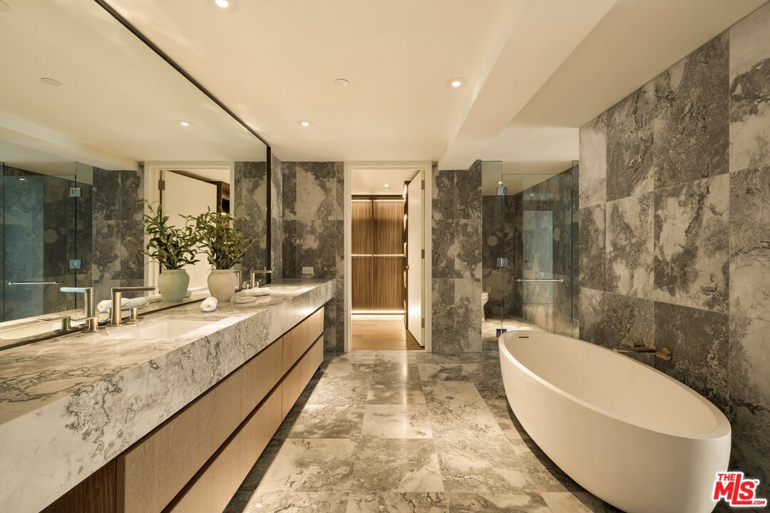 2025 Avenue Of The Stars Unit: 1220