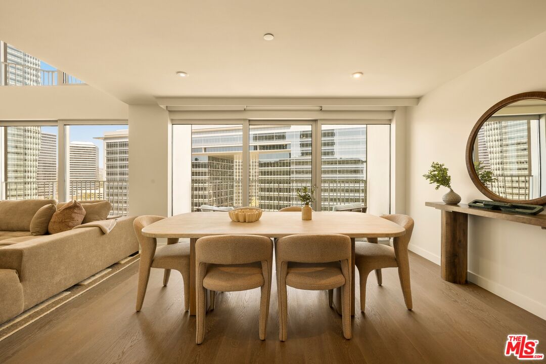 2025 Avenue Of The Stars Unit: 1220
