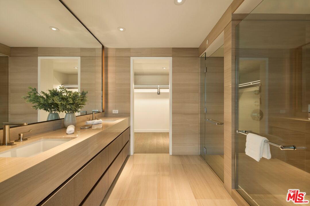 2025 Avenue Of The Stars Unit: 1220