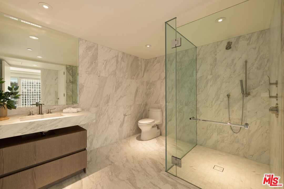 2025 Avenue Of The Stars Unit: 1220