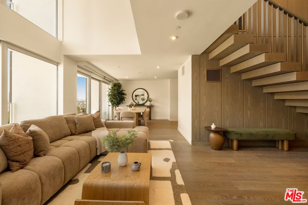 2025 Avenue Of The Stars Unit: 1220