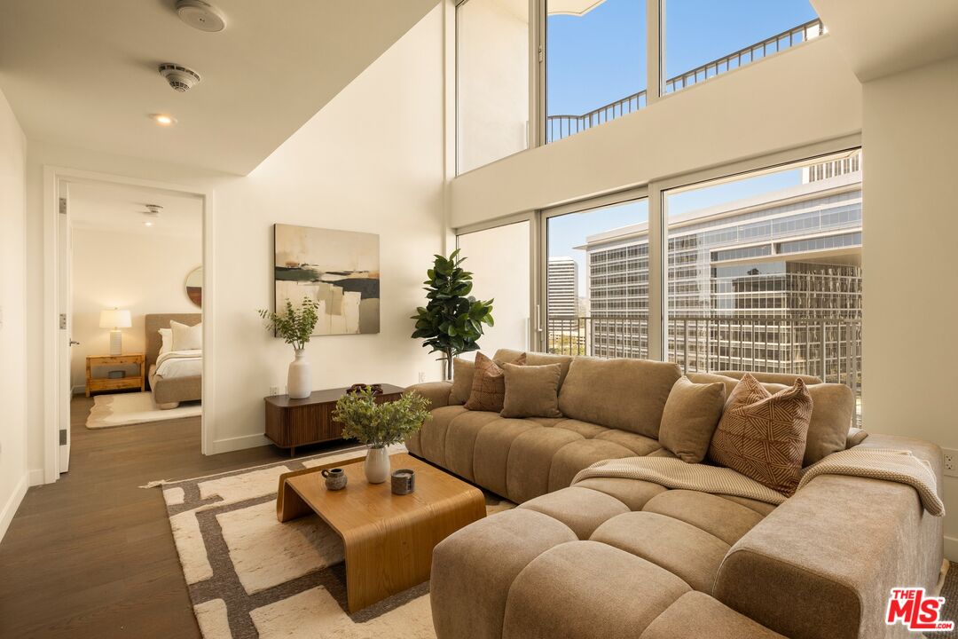 2025 Avenue Of The Stars Unit: 1220
