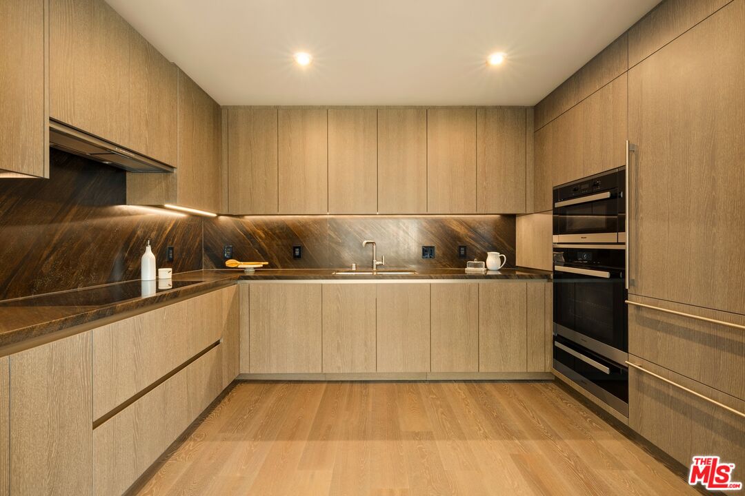 2025 Avenue Of The Stars Unit: 1220
