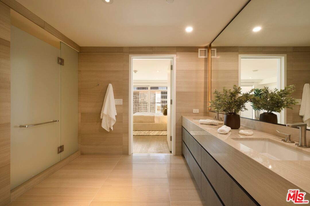 2025 Avenue Of The Stars Unit: 1218