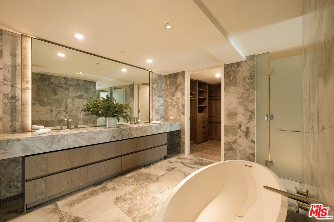 2025 Avenue Of The Stars Unit: 1218