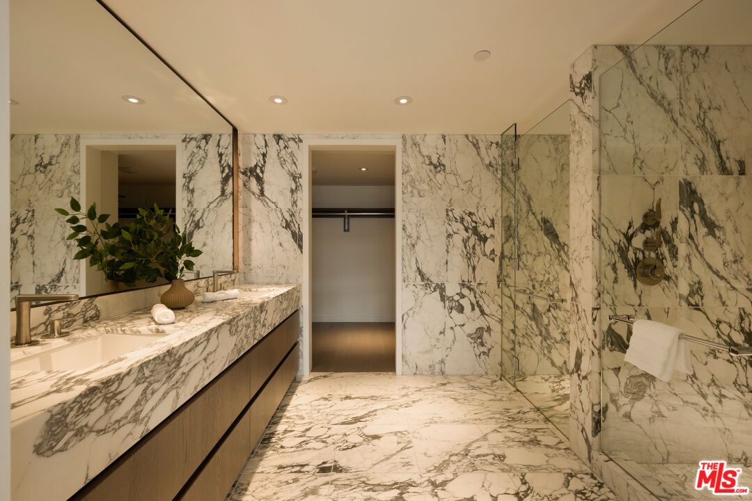 2025 Avenue Of The Stars Unit: 1412