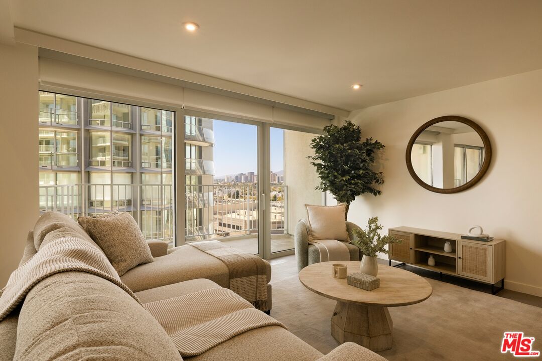 2025 Avenue Of The Stars Unit: 1207