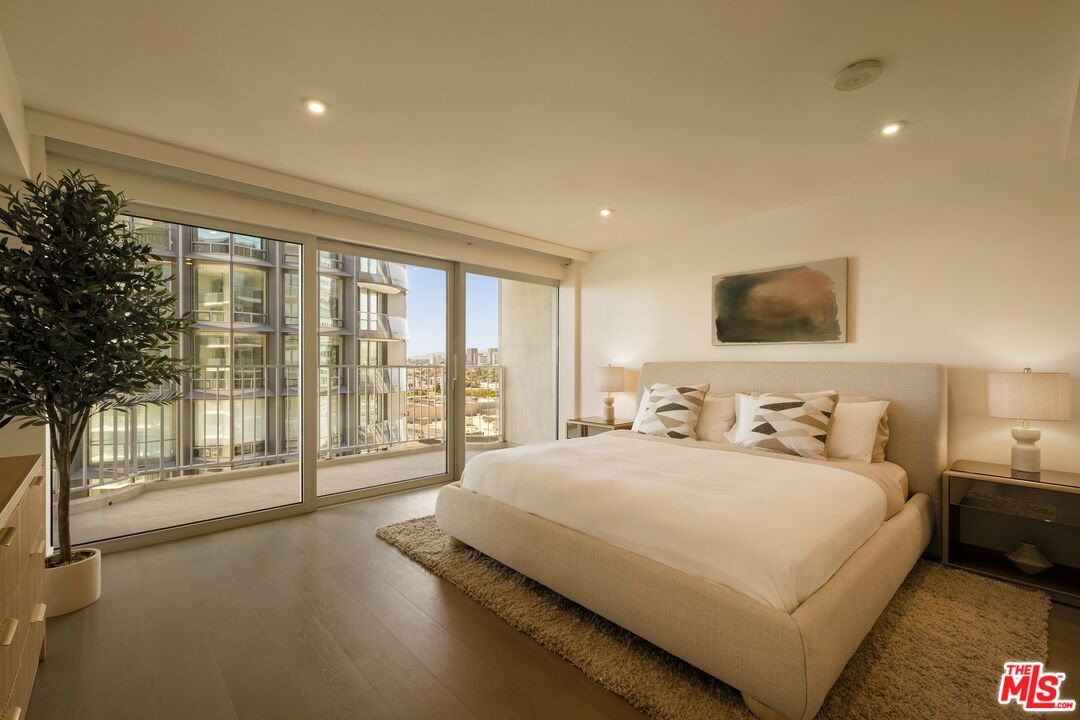 2025 Avenue Of The Stars Unit: 1207