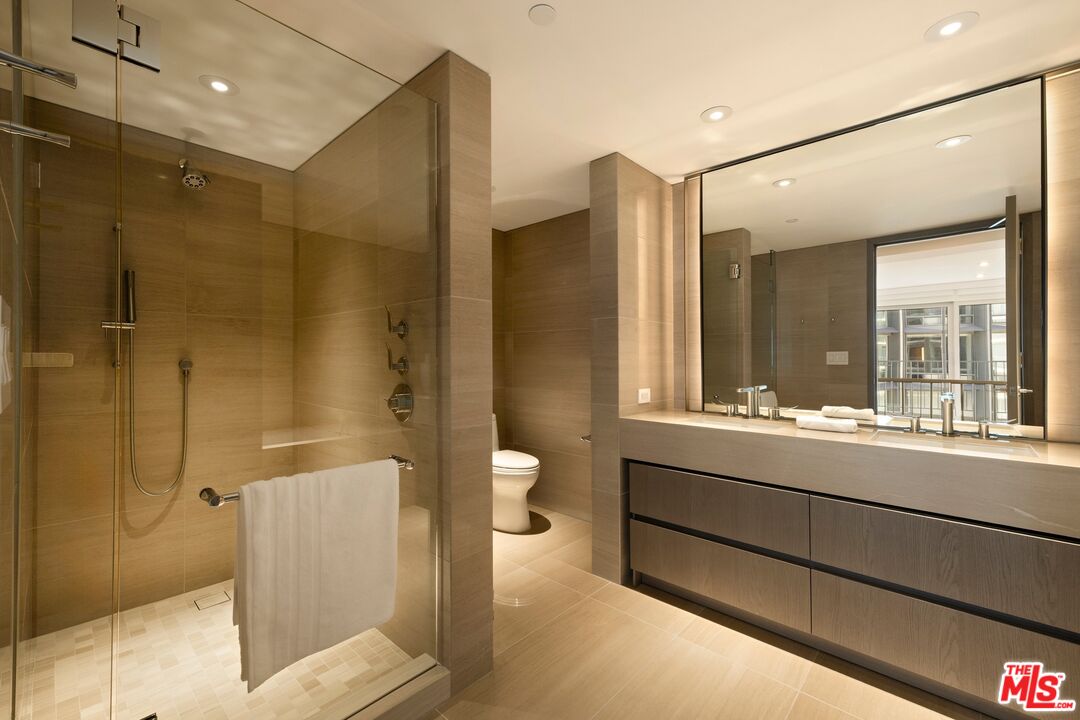 2025 Avenue Of The Stars Unit: 1207