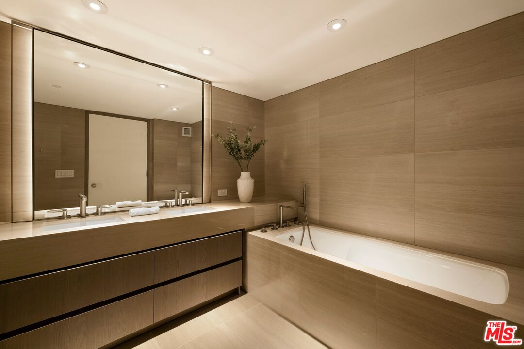 2025 Avenue Of The Stars Unit: 1207