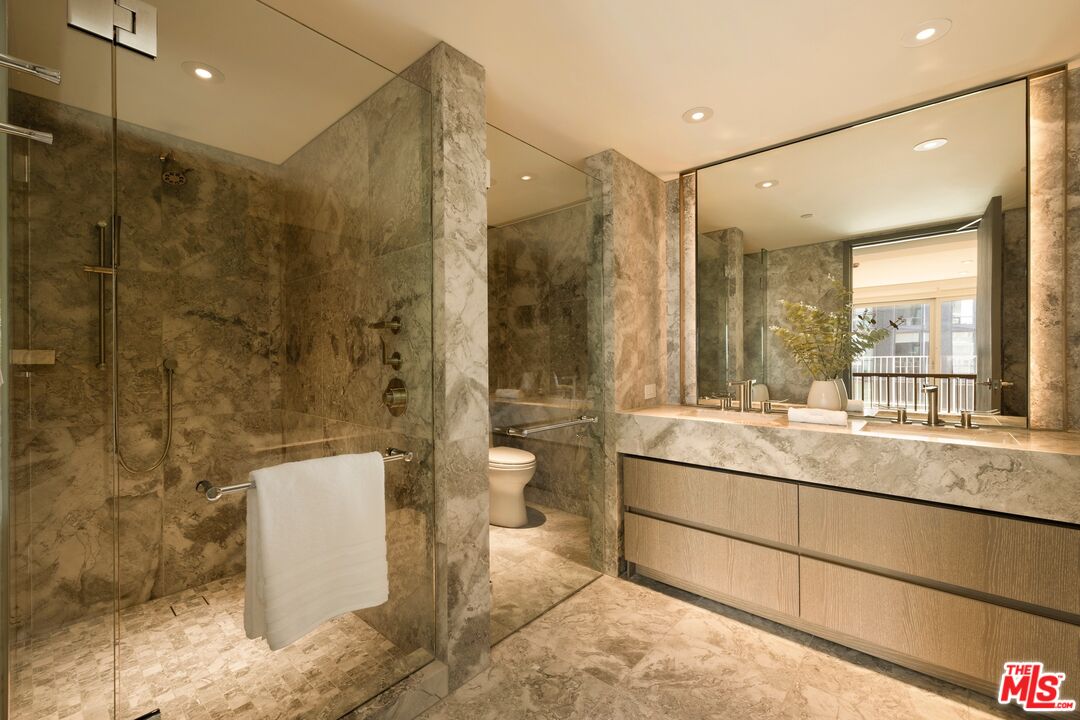 2025 Avenue Of The Stars Unit: 1208