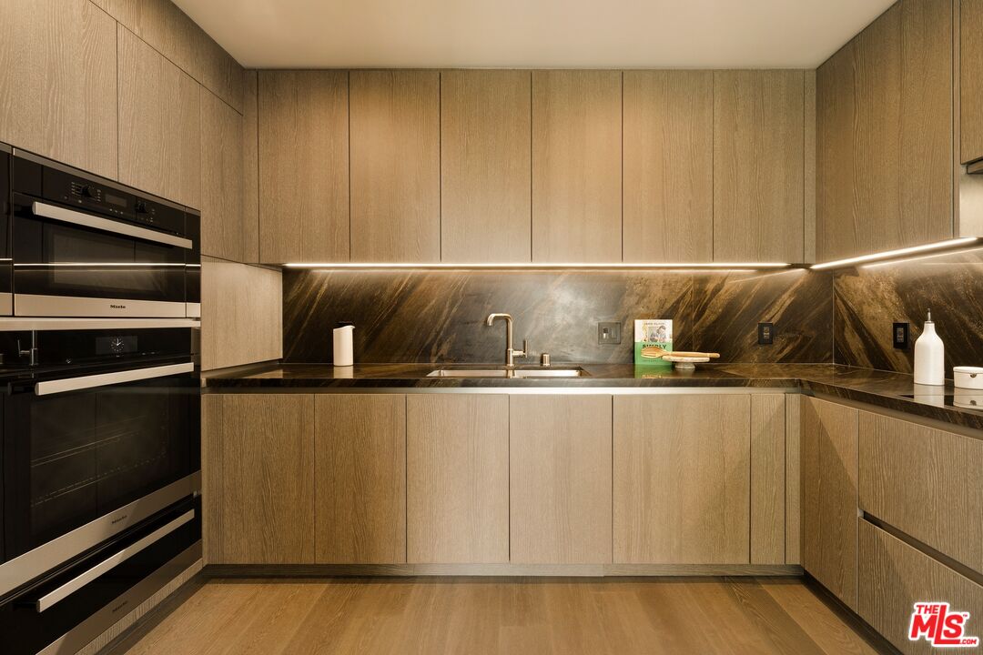 2025 Avenue Of The Stars Unit: 1208