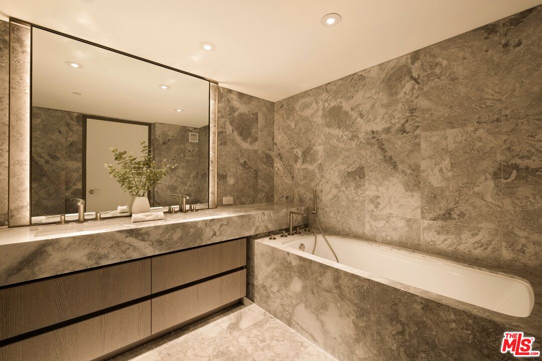 2025 Avenue Of The Stars Unit: 1208