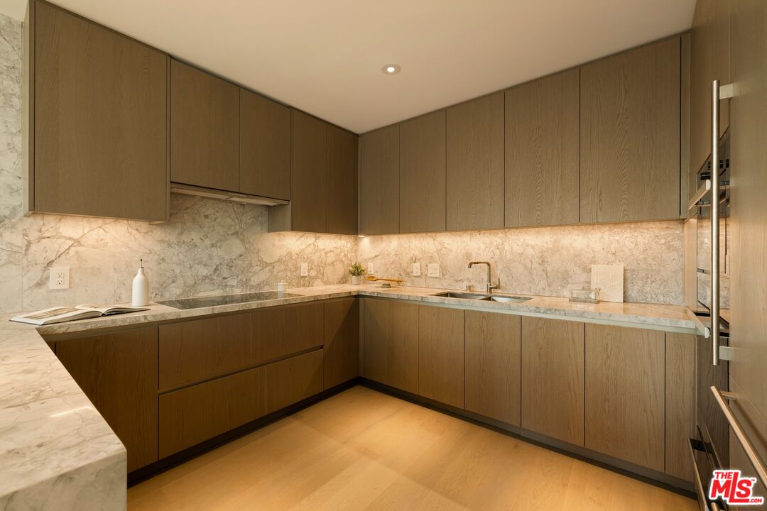 2025 Avenue Of The Stars Unit: 1607
