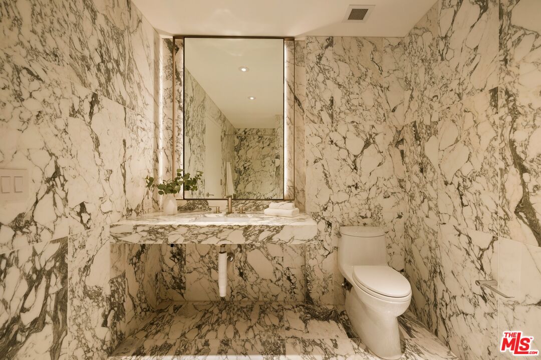 2025 Avenue Of The Stars Unit: 1607