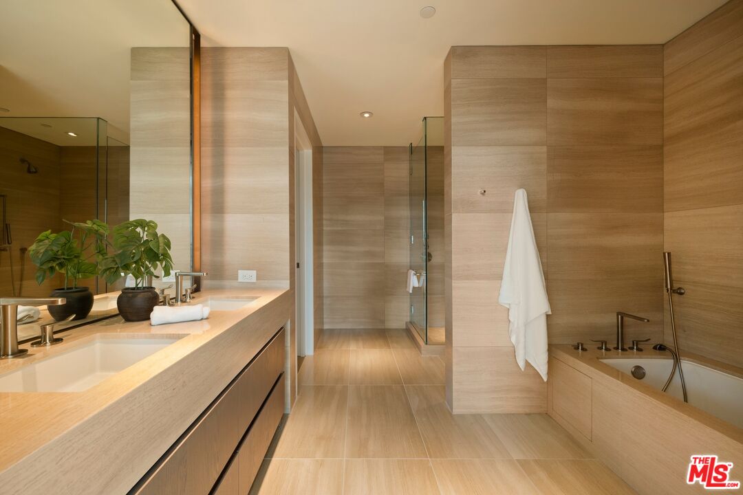 2025 Avenue Of The Stars Unit: 1607