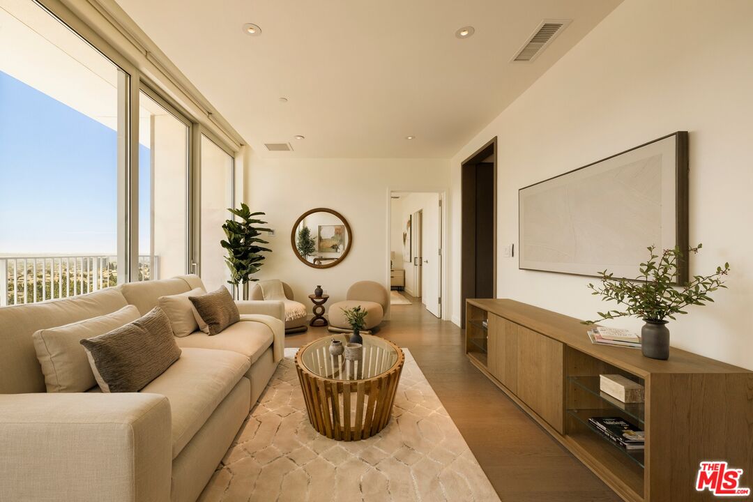 2025 Avenue Of The Stars Unit: 1607