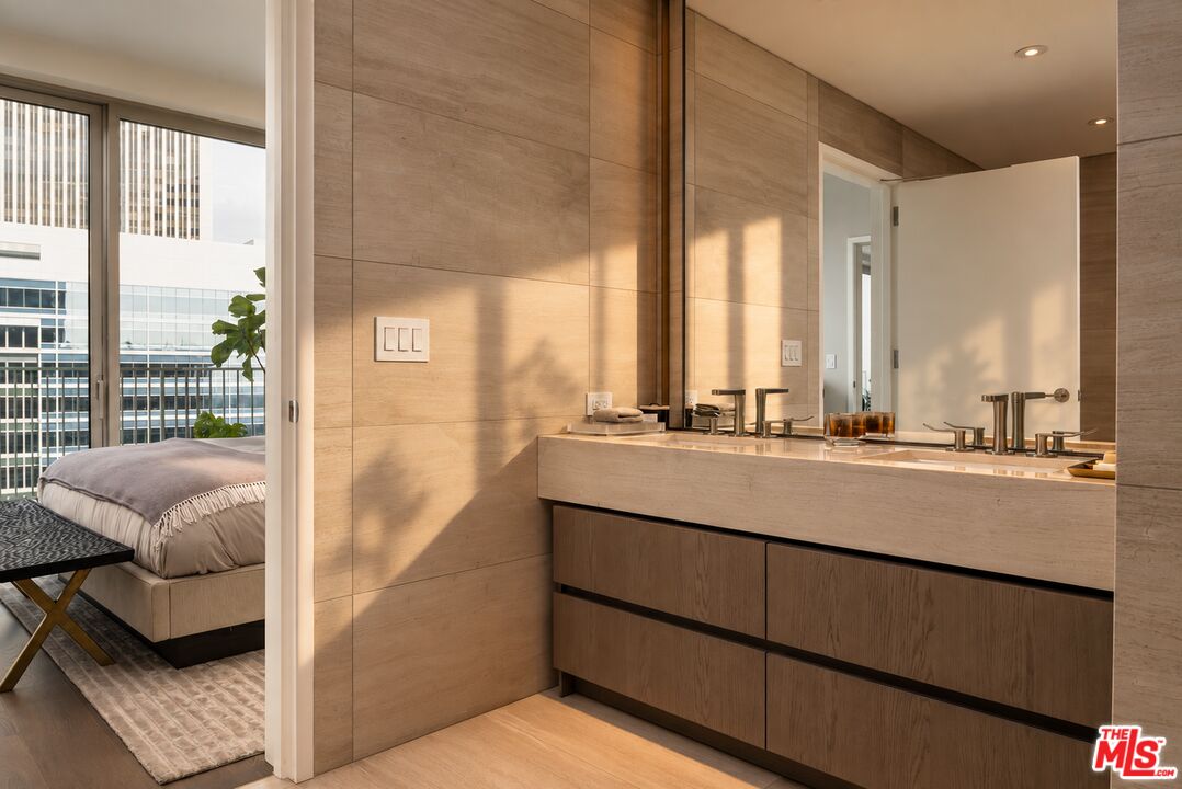 2025 Avenue Of The Stars Unit: 210
