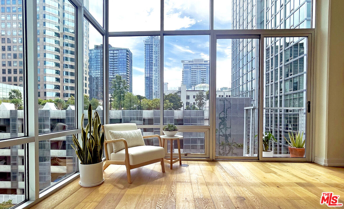 645 W 9th St Unit: 720
