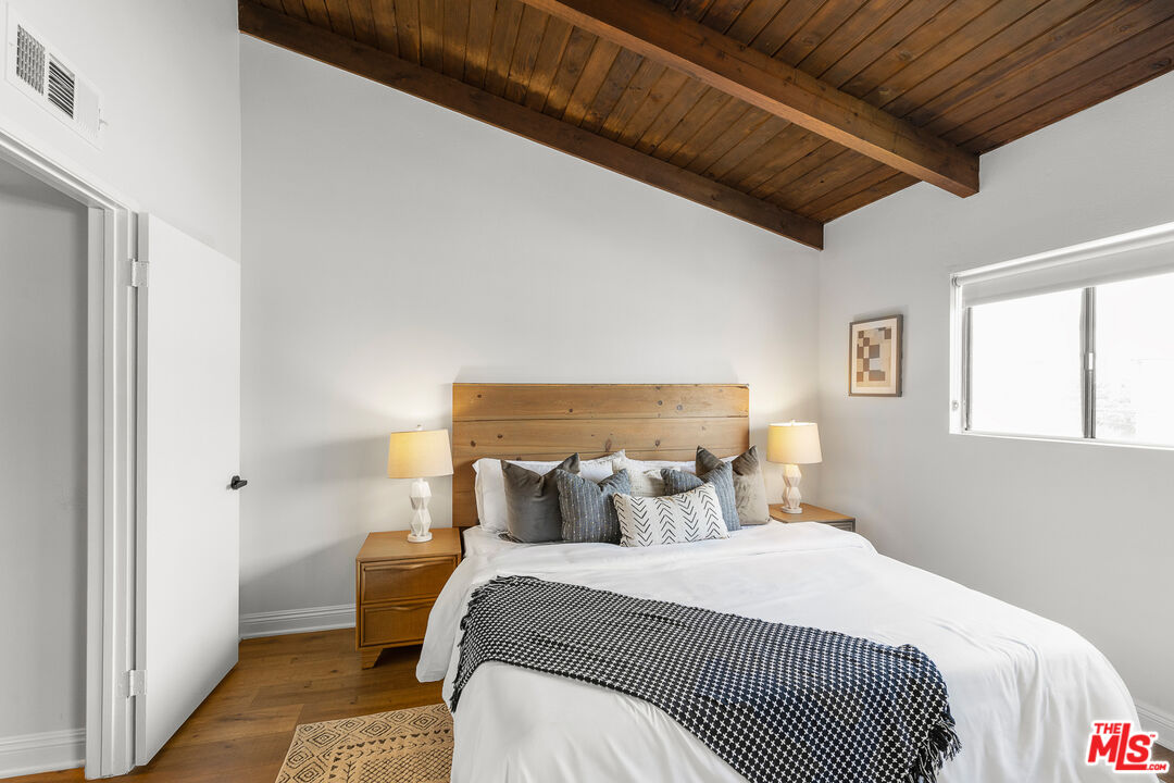 1805 S Barrington Ave Unit: 10