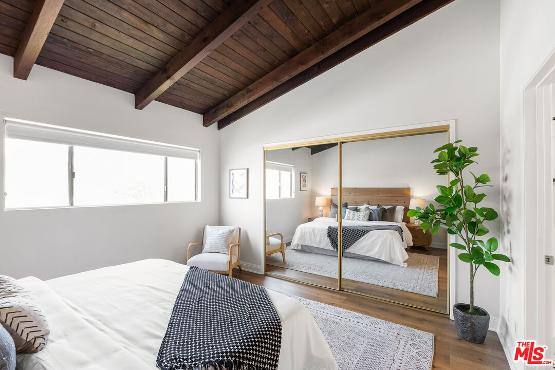 1805 S Barrington Ave Unit: 10