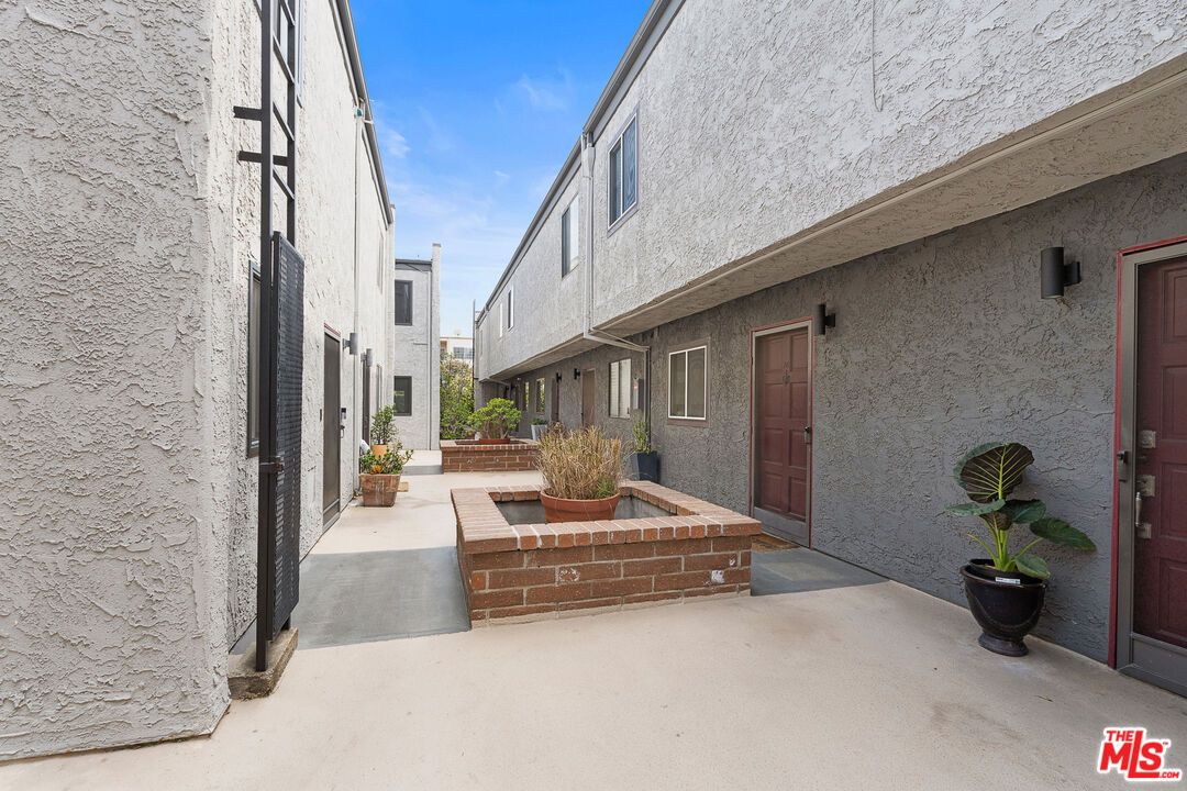 1805 S Barrington Ave Unit: 10