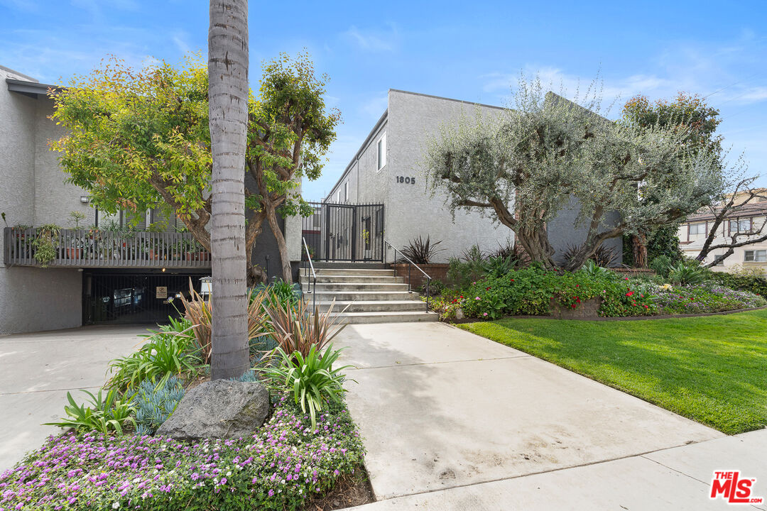 1805 S Barrington Ave Unit: 10