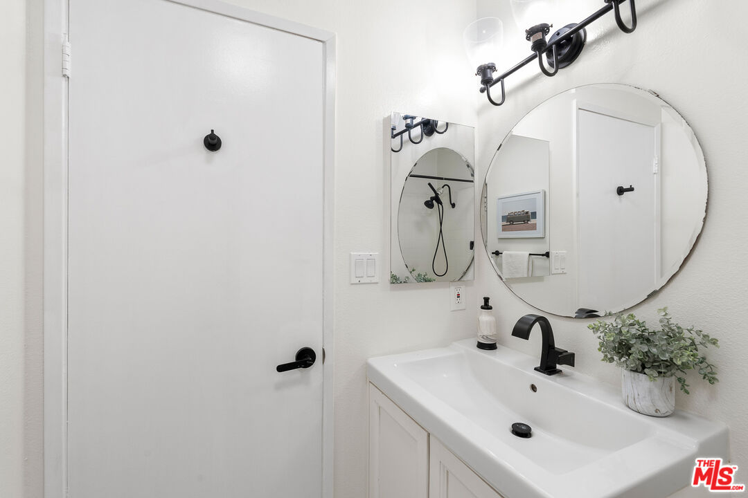 1805 S Barrington Ave Unit: 10