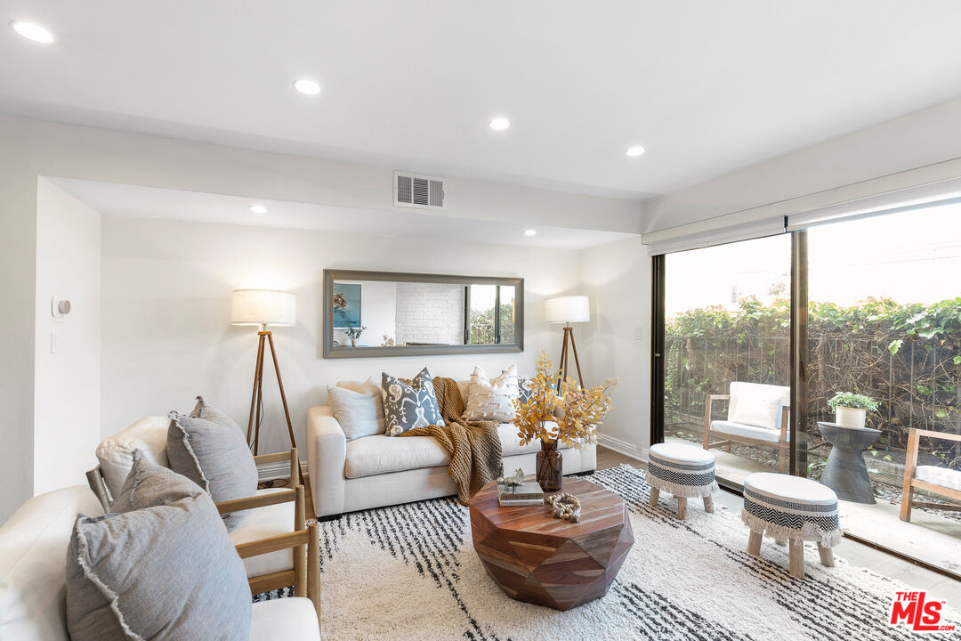 1805 S Barrington Ave Unit: 10