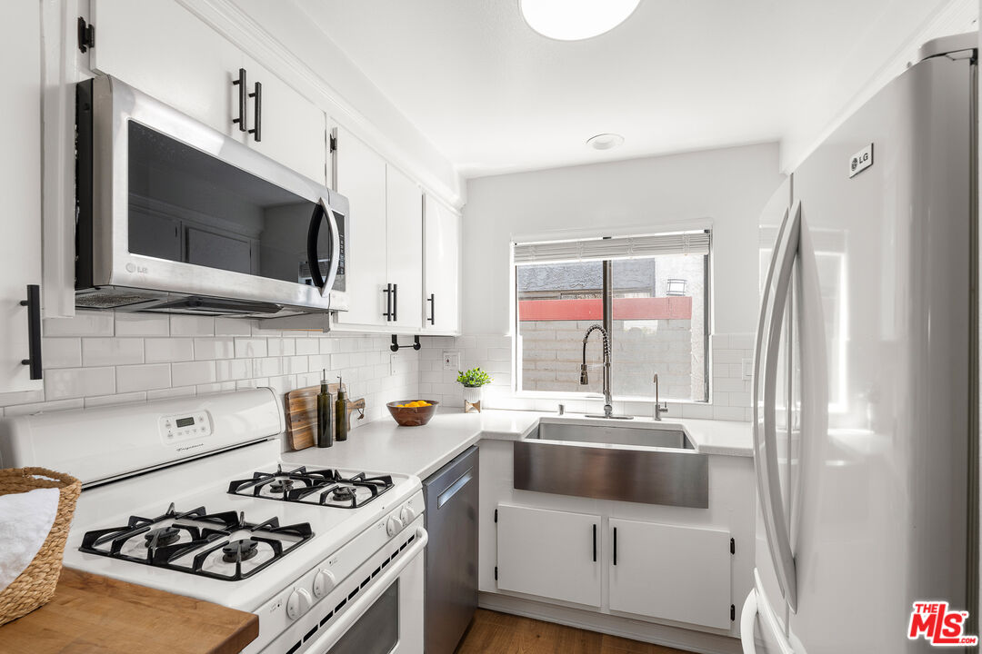 1805 S Barrington Ave Unit: 10