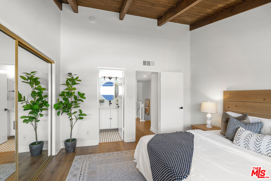 1805 S Barrington Ave Unit: 10