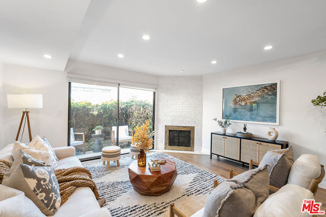 1805 S Barrington Ave Unit: 10