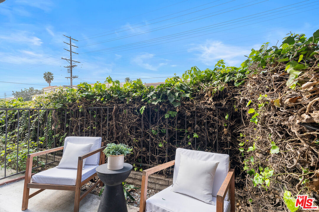 1805 S Barrington Ave Unit: 10