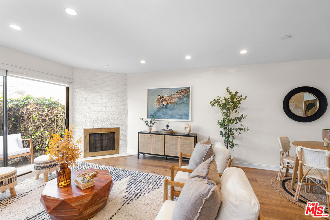 1805 S Barrington Ave Unit: 10