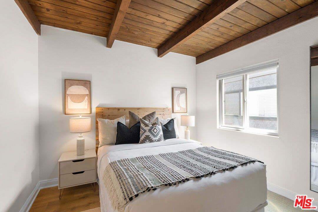 1805 S Barrington Ave Unit: 10