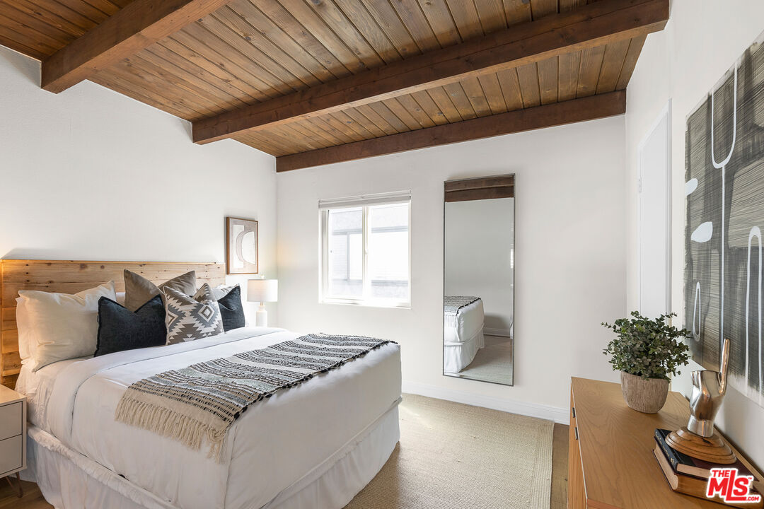 1805 S Barrington Ave Unit: 10