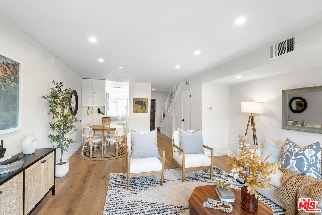 1805 S Barrington Ave Unit: 10