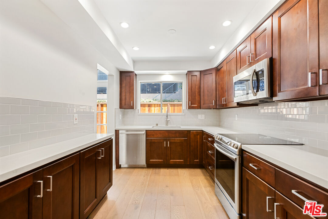 1734 N Fuller Ave Unit: 105