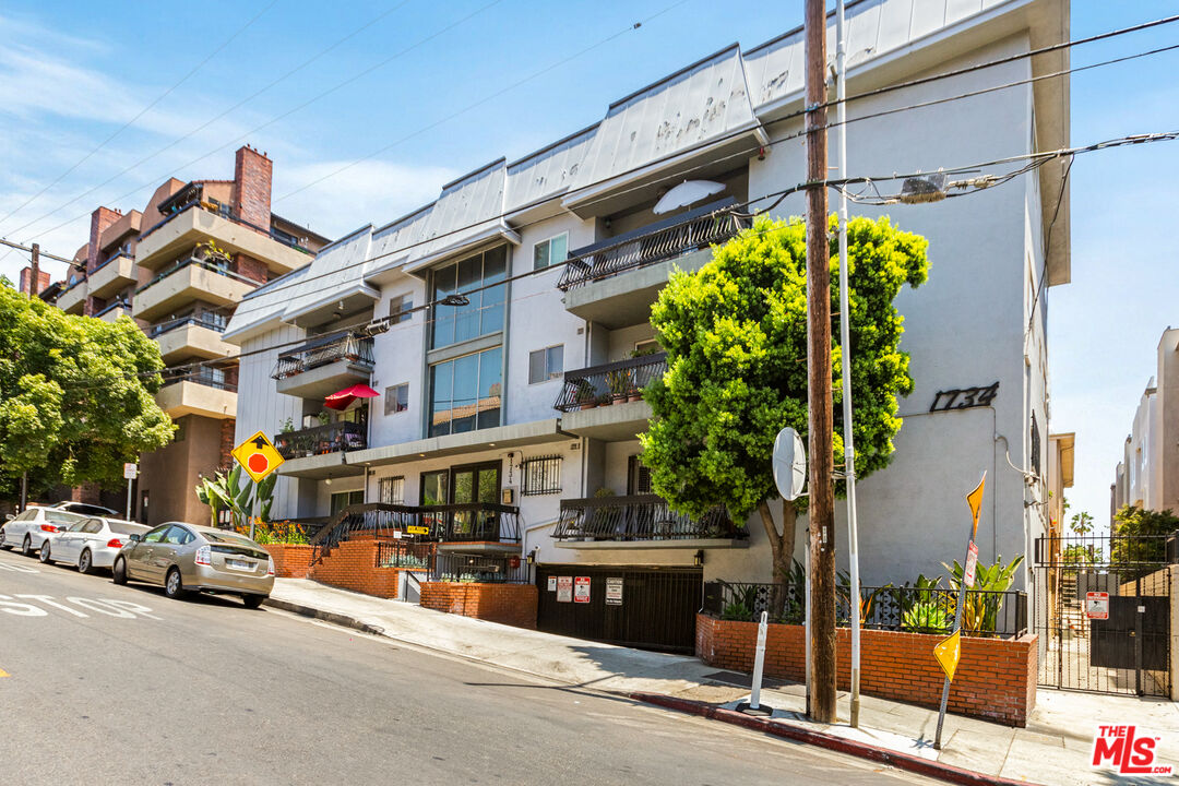 1734 N Fuller Ave Unit: 105