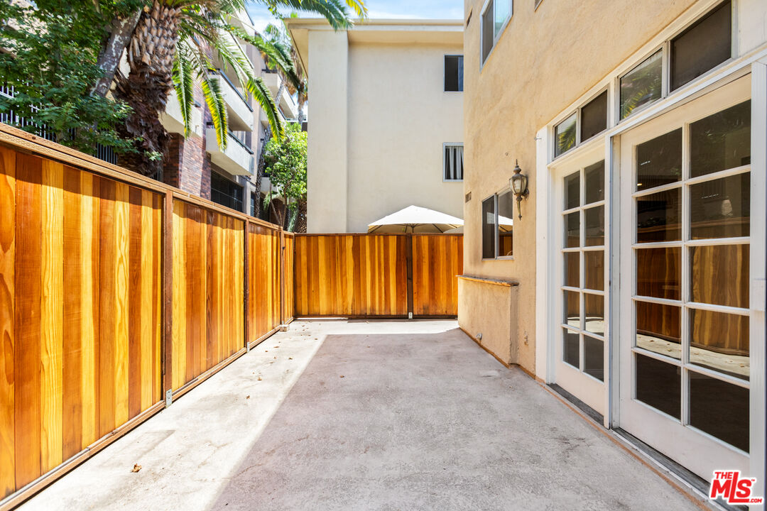 1734 N Fuller Ave Unit: 105