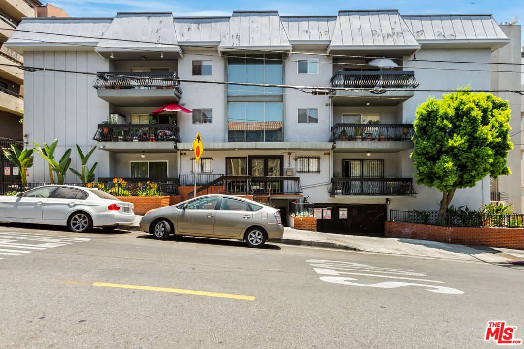 1734 N Fuller Ave Unit: 105