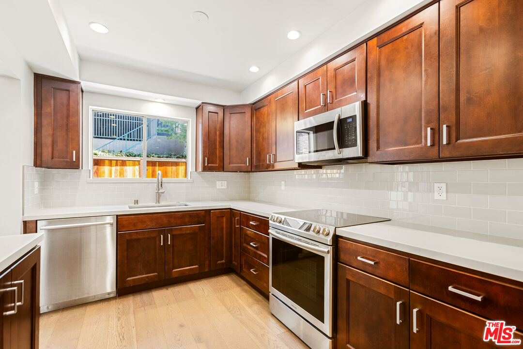 1734 N Fuller Ave Unit: 105