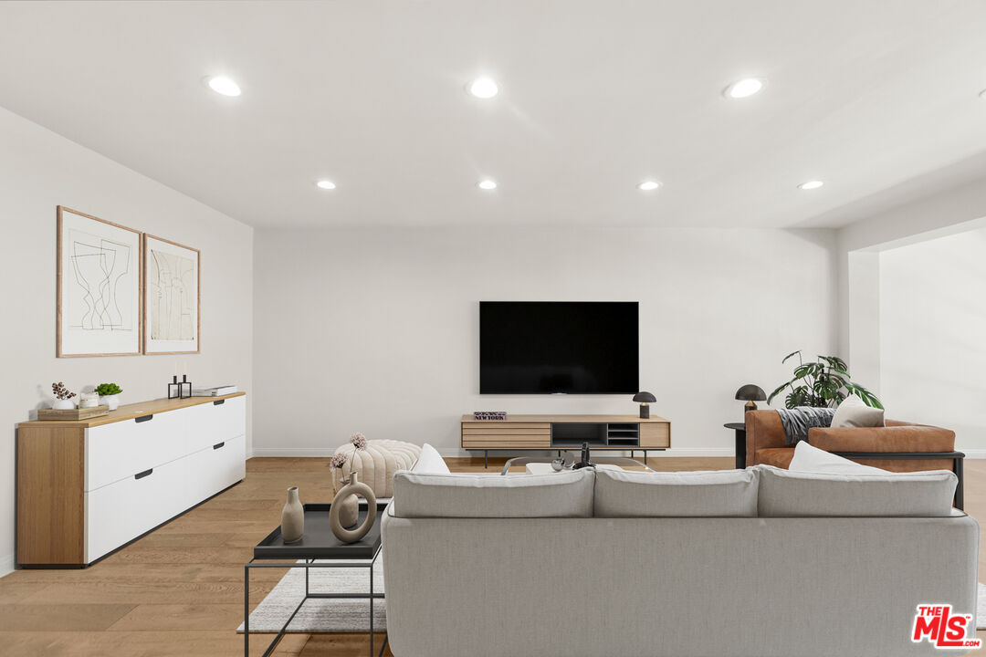 1734 N Fuller Ave Unit: 105