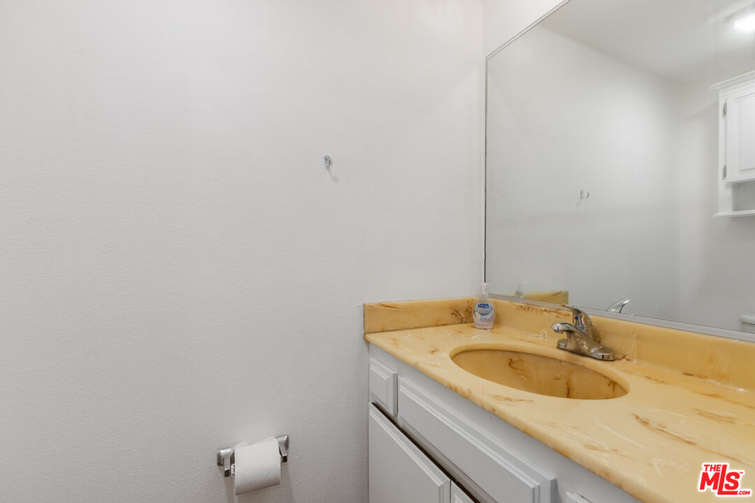 323 E Plymouth St Unit: 6