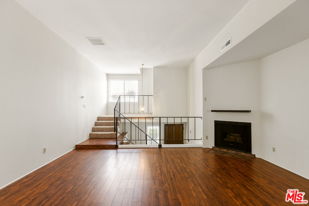 323 E Plymouth St Unit: 6