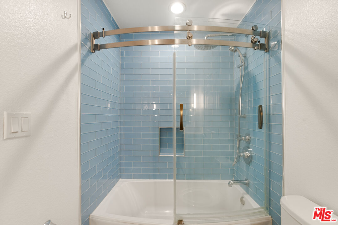 323 E Plymouth St Unit: 6