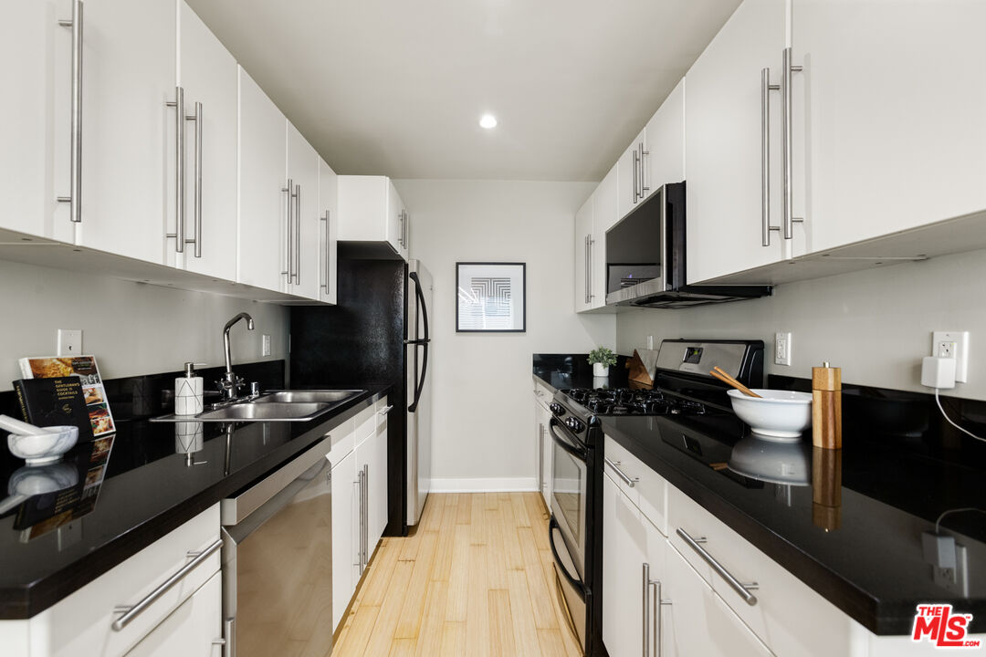 1535 Granville Ave Unit: 107