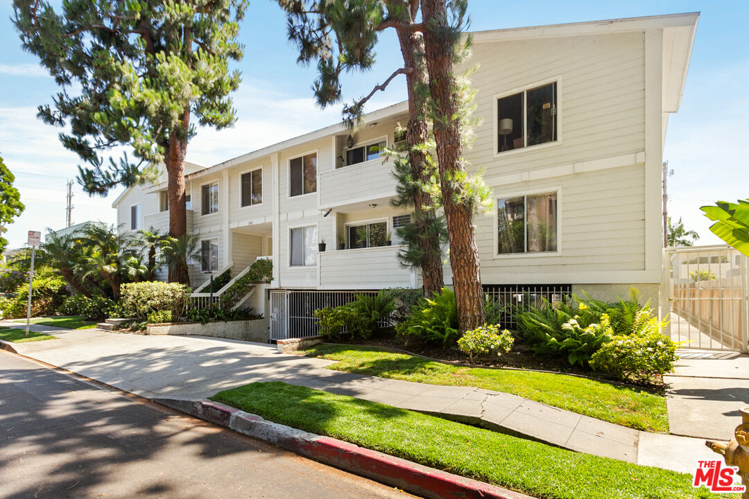 1535 Granville Ave Unit: 107