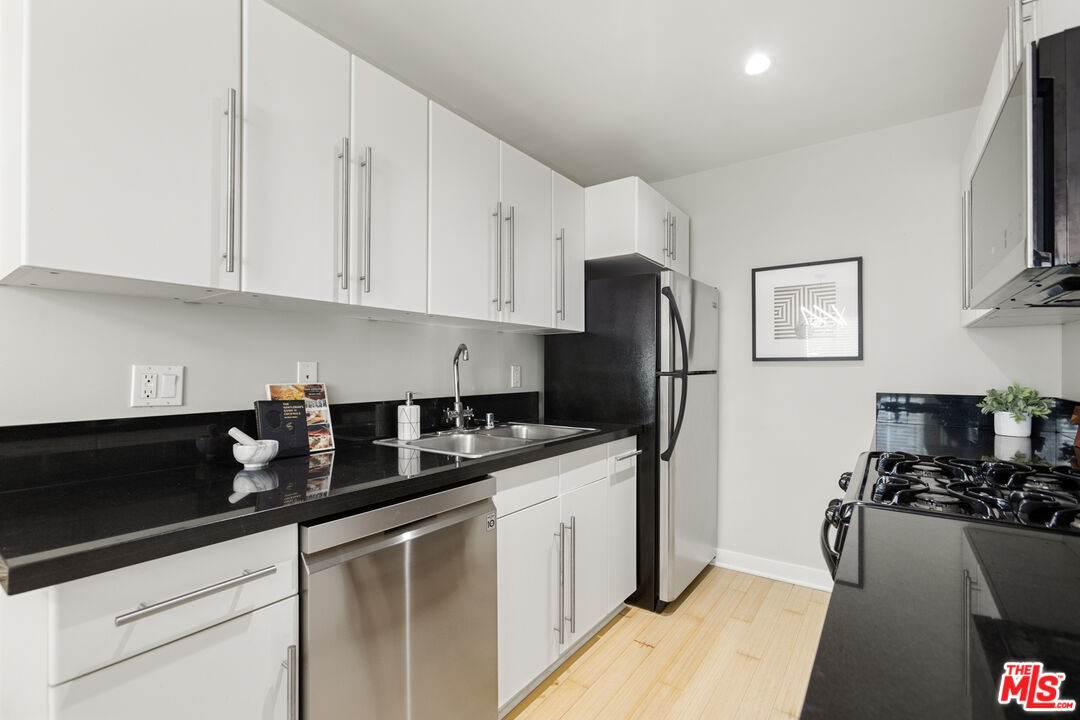 1535 Granville Ave Unit: 107