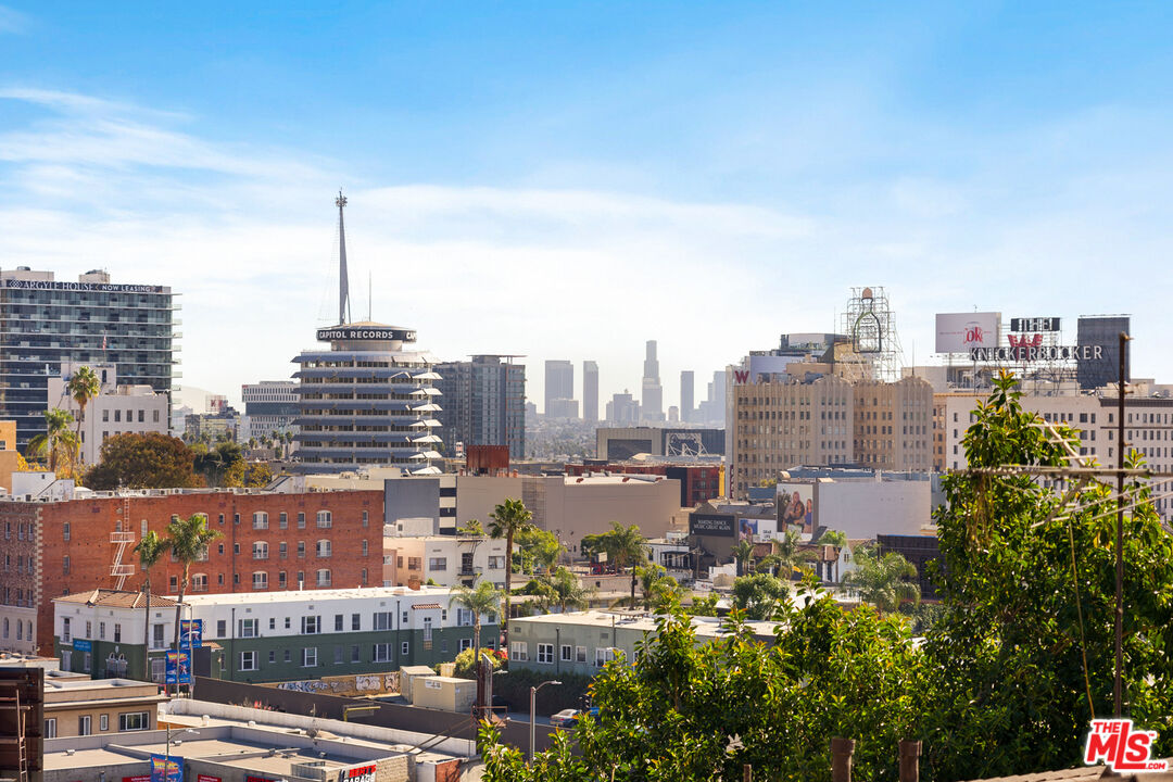 1942 Grace Ave Unit: 111